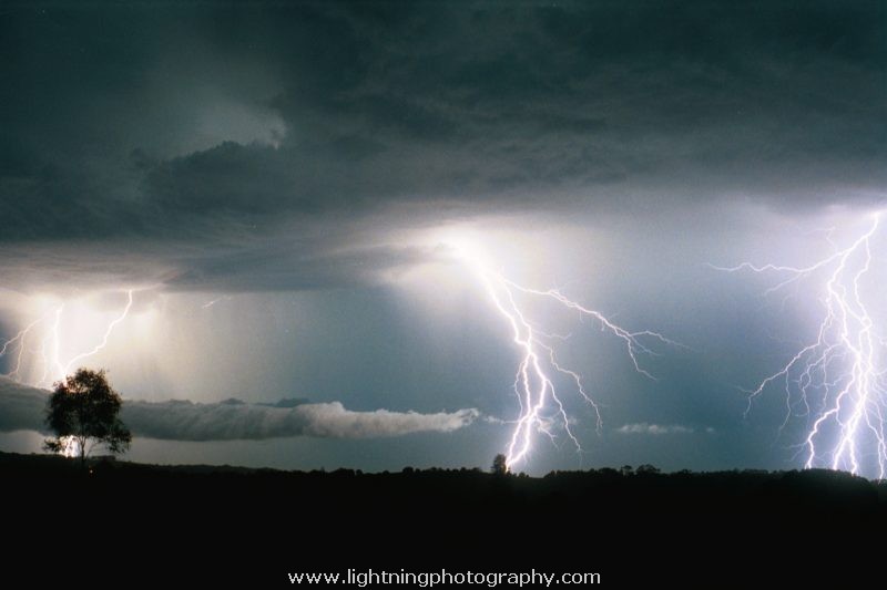 Lightning Image 2003010877