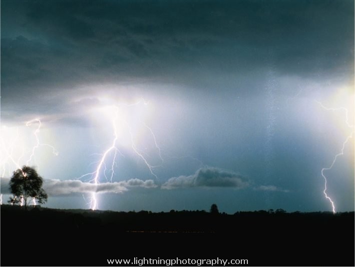 Lightning Image 2003010879